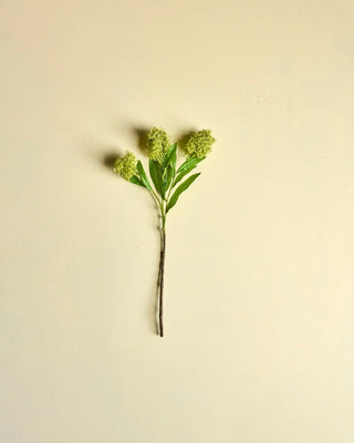 Kunsttak Skimmia groen van House Doctor, toegepast in een sfeervolle interieursetting