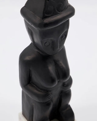 Kunstwerk Two Sitting zwart sculptuur van House Doctor, van dichtbij met materiaal en afwerking zichtbaar