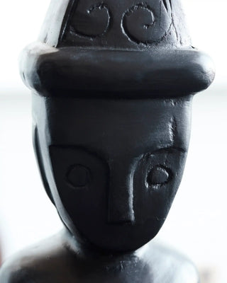 Kunstwerk Two Sitting zwart sculptuur van House Doctor, met stof en structuur van dichtbij zichtbaar