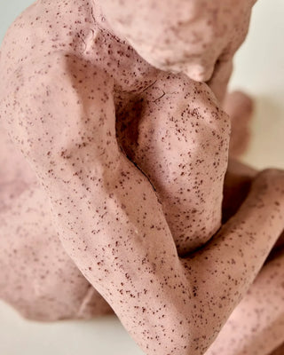 Kunstwerk Woman Bruin 20cm van House Doctor, in een gestileerde detailopstelling