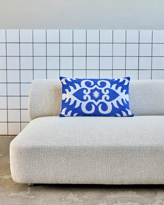 Kussenhoes Amici blauw 40x60cm van House Doctor, toegepast in een sfeervolle interieursetting