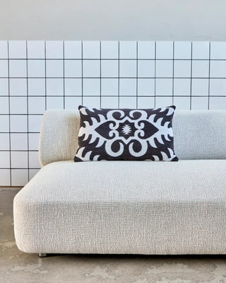 Kussenhoes Amici zwart 40x60cm van House Doctor, toegepast in een sfeervolle interieursetting