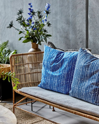 Kussenhoes Asea donkerblauw katoen 50x50 van House Doctor, toegepast in een sfeervolle interieursetting