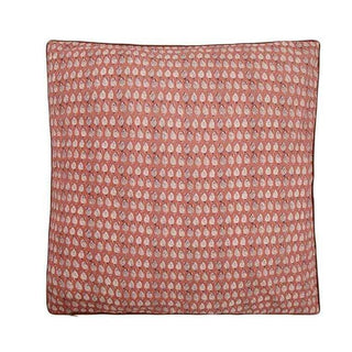 Vierkante kussenhoes in dusty berry met fijn paisleyachtig patroon en donker biesje