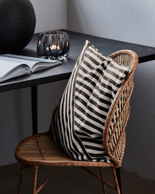 Kussenhoes Azy zwart 50x50cm van House Doctor, toegepast in een stijlvolle woonkamer