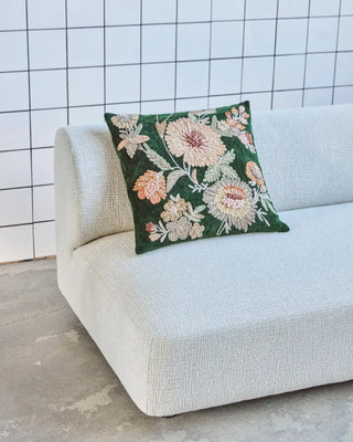 Kussenhoes Bota in groene en roze 50x50cm van House Doctor, toegepast in een sfeervolle interieursetting