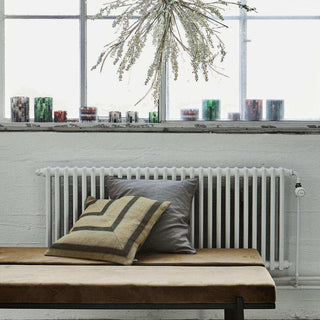 Kussenhoes Canva & Pete beige 50x50cm van House Doctor, toegepast in een stijlvolle woonkamer