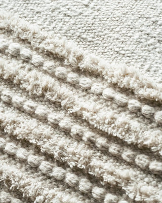 Kussenhoes Chil gebroken wit 50x50 cm van House Doctor, van dichtbij met materiaal en textuur zichtbaar