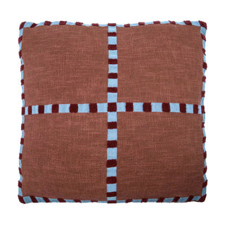 House Doctor Cross kussenhoes bruin met lichtblauw en donkerrood kruismotief