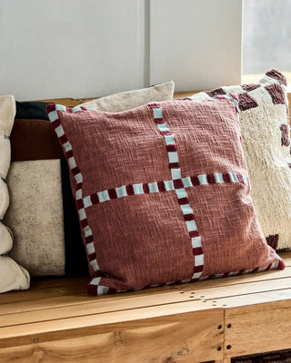 Kussenhoes Cross Bruin 50x50cm van House Doctor, toegepast in een sfeervolle interieursetting