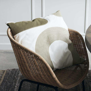 Kussenhoes Curve groen 50x50cm van House Doctor, toegepast in een sfeervolle interieursetting