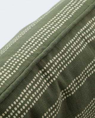 Kussenhoes Dotti groen 40x60cm van House Doctor, toegepast in een sfeervolle interieursetting