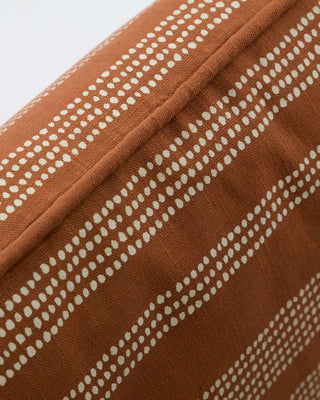 Kussenhoes Dotti terra 40x60cm van House Doctor, toegepast in een sfeervolle interieursetting