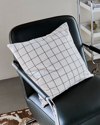 Kussenhoes Join beige 50x50cm van House Doctor, toegepast in een sfeervolle interieursetting