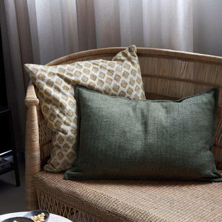 Kussenhoes Maku groen 40x60cm van House Doctor, toegepast in een sfeervolle interieursetting