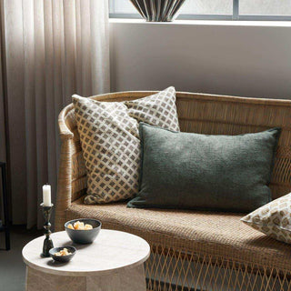Kussenhoes Mari beige 50x50cm van House Doctor, toegepast in een sfeervolle interieursetting