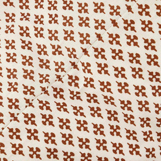 Detail van kussenhoes Nero met herhaald bruin motief en diagonale naad