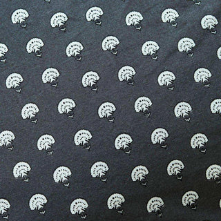 Close-up van kussenhoes Nero met herhaald licht bloemmotief op donkergrijze stof