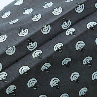 Detail van kussenhoes Nero met licht waaiervormig motief op geplooide donkere stof