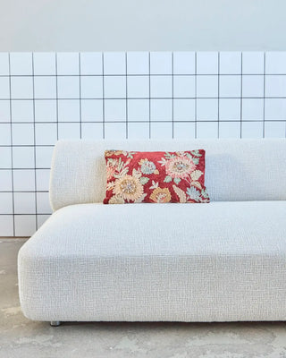 Kussenhoes Nica roodroze geborduurd 30x50cm van House Doctor, toegepast in een stijlvolle woonkamer