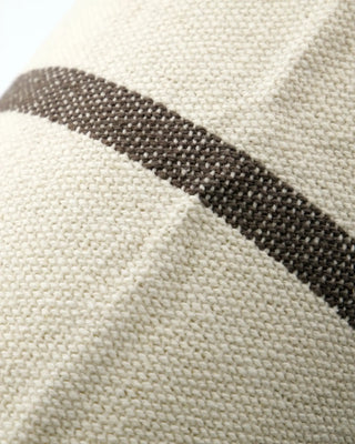 Kussenhoes Nula donkerbruin 50x50cm van House Doctor, in een gestileerde detailopstelling