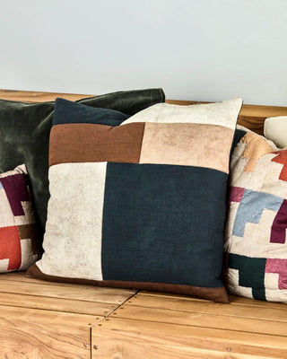 Kussenhoes Patch Zwart Zand Bruin 50cm van House Doctor, toegepast in een sfeervolle interieursetting