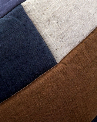 Kussenhoes Patch Zwart Zand Bruin 50cm van House Doctor, in een gestileerde productopstelling