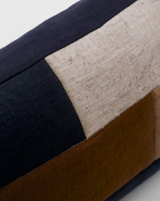 Kussenhoes Patch Zwart Zand Bruin 50x30cm van House Doctor, in een gestileerde detailopstelling