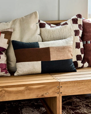 Kussenhoes Patch Zwart Zand Bruin 50x30cm van House Doctor, toegepast in een sfeervolle interieursetting