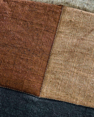 Kussenhoes Patch Zwart Zand Bruin 50x30cm van House Doctor, in een gestileerde productopstelling