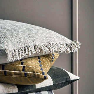 Kussenhoes Pava beige 50x50cm van House Doctor, toegepast in een sfeervolle interieursetting