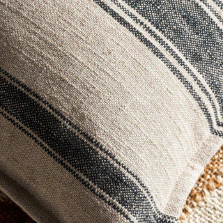 Kussenhoes Suto beige 40x60cm van House Doctor, van dichtbij met materiaal en textuur zichtbaar