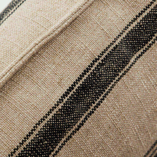 Kussenhoes Suto beige 40x60cm van House Doctor, van dichtbij met stof en structuur zichtbaar