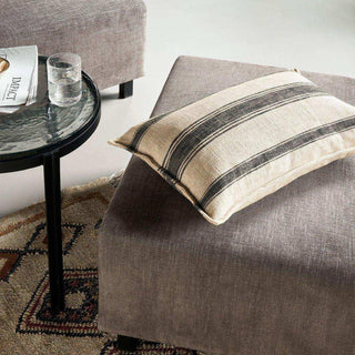 Kussenhoes Suto beige 40x60cm van House Doctor, toegepast in een sfeervolle interieursetting