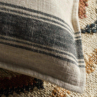 Kussenhoes Suto beige 50x50cm van House Doctor, van dichtbij met materiaal en textuur zichtbaar