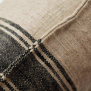 Kussenhoes Suto beige 50x50cm van House Doctor, van dichtbij met stof en structuur zichtbaar
