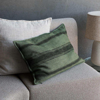 Kussenhoes Suto groen 40x60cm van House Doctor, toegepast in een sfeervolle interieursetting