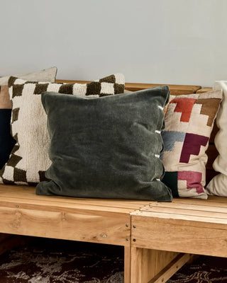Kussenhoes Velvet Groen 50x50cm van House Doctor, toegepast in een sfeervolle interieursetting