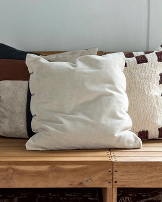Kussenhoes Velvet Zand 50x50cm van House Doctor, toegepast in een sfeervolle interieursetting