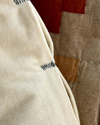 Kussenhoes Velvet Zand 50x50cm van House Doctor, in een gestileerde productopstelling