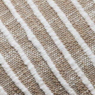 Detail van kussenhoes Yarn met grof geweven structuur en verhoogde witte strepen