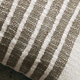 Detail van de grof geweven kussenhoes Yarn met verhoogde lichte strepen