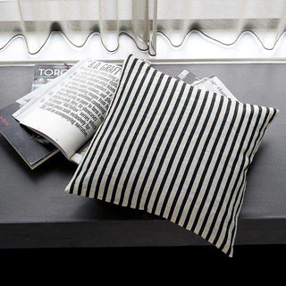Kussenhoes zwart 50x50cm van House Doctor, van dichtbij met materiaal en textuur zichtbaar