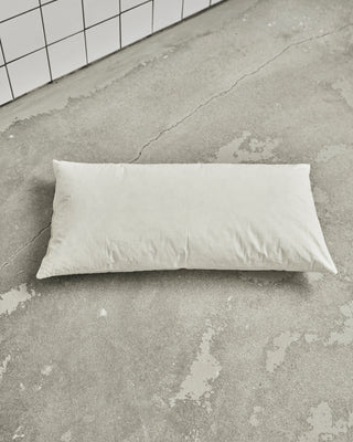 Kussenvulling 80x40cm - eendenveren van House Doctor, toegepast in een sfeervolle interieursetting