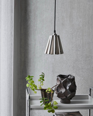 Lampenkap Flola geborsteld zilver Ø16×16 cm van House Doctor, toegepast in een sfeervolle interieursetting