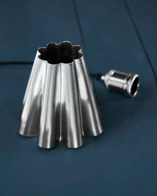 Lampenkap Flola geborsteld zilver Ø16×16 cm van House Doctor, toegepast in een stijlvolle woonkamer