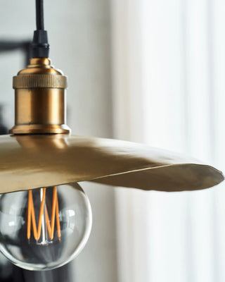 Lampenkap Hatt antiek brons 30cm van House Doctor, toegepast in een sfeervolle interieursetting