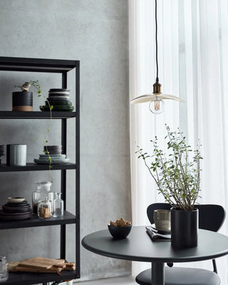Lampenkap Hatt antiek brons 30cm van House Doctor, toegepast in een stijlvolle woonkamer