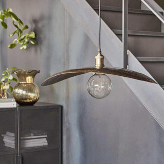 Lampenkap Hatt antiek brons 60cm van House Doctor, toegepast in een sfeervolle interieursetting