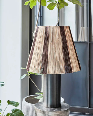 Lampenkap Rafi in natuurlijk bruin raffia 50cm van House Doctor, toegepast in een sfeervolle interieursetting